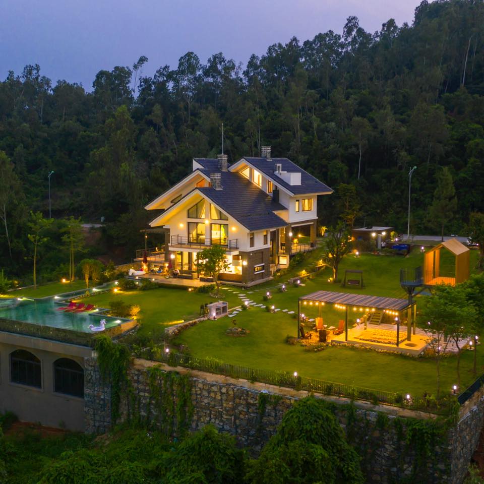 Tầm nhìn hướng đồi núi thơ mộng từ phòng ngủ Spring Moon Villa