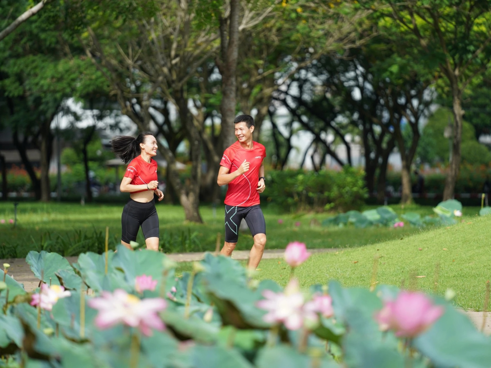 Đường chạy bộ ven hồ tiện ích vinhomes hóc môn