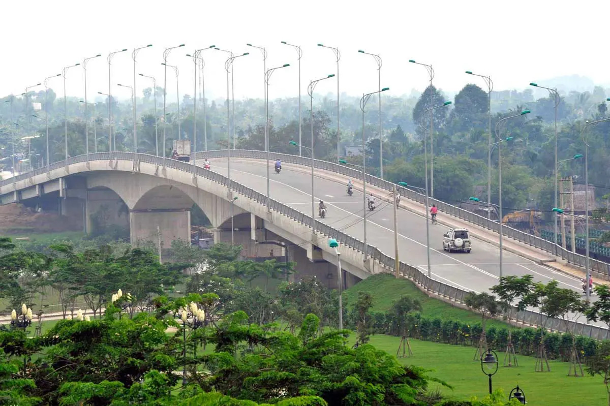 Cầu Rạch Tra – Cánh cửa kết nối Bình Dương: Chỉ cách dự án trong phạm vi 10km, cầu Rạch Tra nối liền Hóc Môn với TP. Thủ Dầu Một. Sự kết nối này tạo thành một liên kết kinh tế liên tỉnh chặt chẽ, thu hút lượng lớn chuyên gia từ Bình Dương tìm về Vinhomes Saigon Park để sinh sống trong một môi trường đẳng cấp và xanh hơn.